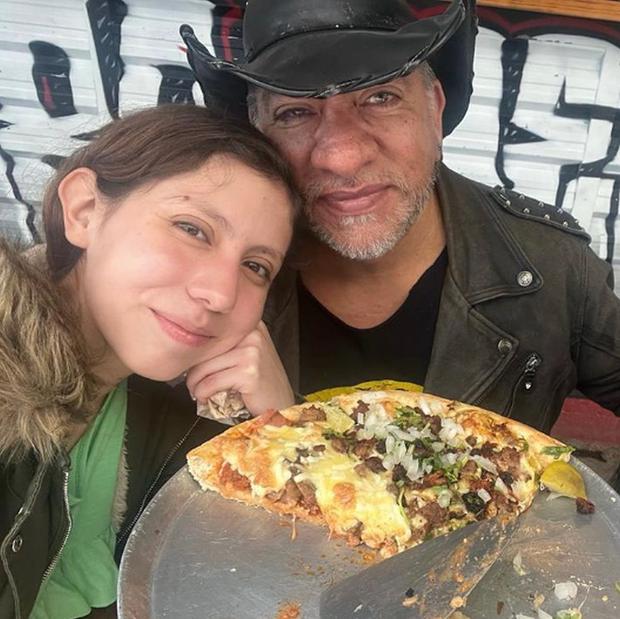 Aquí al lado de su sobrina disfrutando de una pizza (Foto: Carlos Trejo / Instagram)