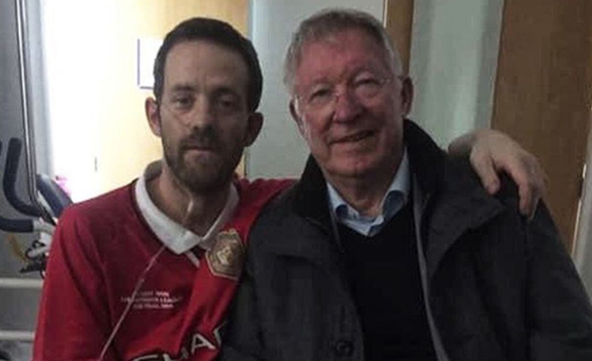 Sir Alex Ferguson visitó a un seguidor del Manchester United que padece de una enfermedad terminal. (Foto: Agencias)