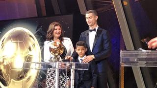¡Siuuu! Cristiano Ronaldo ganó su quinto Balón de Oro en gala realizada en la Torre Eiffel