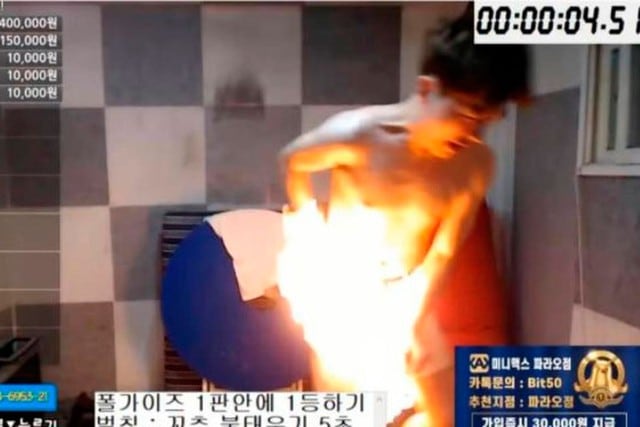 Shin Tae Il  aceptó el reto de prenderse las partes íntimas con fuego si perdía en un juego. Las imágenes hablan por sí solo | Foto: YouTube/신태일[65번째] | (Desliza para seguir viendo más fotos)