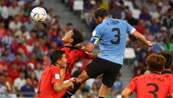 Diego Godín casi anota un gol de cabeza con Uruguay. (Foto: Reuters)