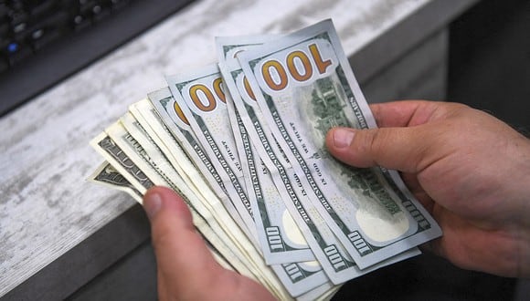 Tipo de cambio al martes 30 de marzo: el dólar se cotizaba en 20,6100 pesos en México (Foto: AFP).