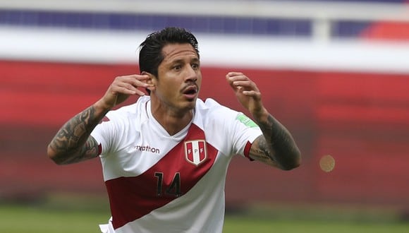 La imagen de Gianluca Lapadula cuando salió cambiado en la victoria de la selección peruana. (Foto: AP)