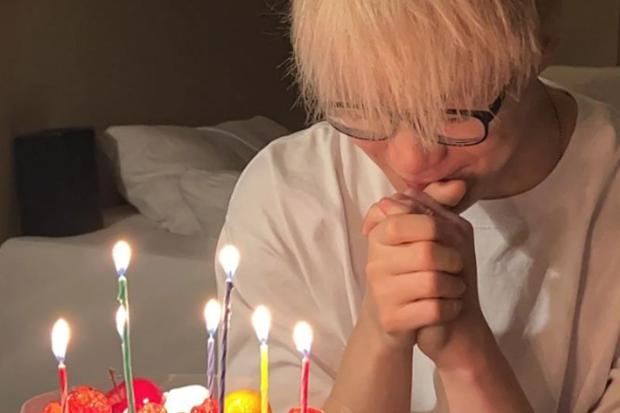 Moonbin celebrando su cumpleaños 25, el último (Foto: Moonbin / Instagram)