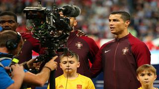 Cristiano Ronaldo y el gran gesto con un niño antes del inicio del Chile vs. Portugal