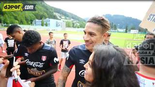 Paolo Guerrero recibió cariño de los hinchas y accedió a firmar autógrafos [VIDEO]