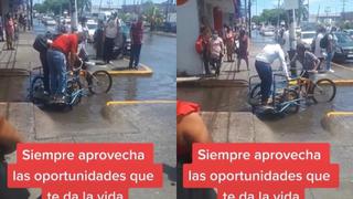 ¡Sin miedo al éxito! Triciclero improvisa emprendimiento en medio de una calle inundada