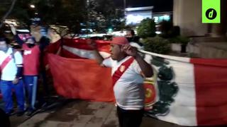 En las buenas y en las malas: hinchas en Quito realizaron ‘banderazo’ recibiendo a Perú [VIDEO]