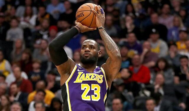 LeBron James de Los Angeles Lakers, capitán de su equipo. (Getty Images)
