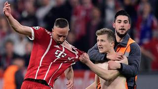 ¡Casi tumban a Ribéry! Hinchas en el Madrid-Bayern bajaron al campo para fotografiarse con cracks [FOTOS]
