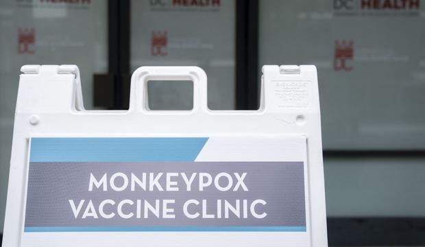 Un letrero de una clínica de vacunas contra la viruela del mono en Washington, DC. (Foto: AFP)