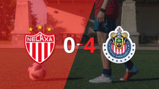 Con doblete de Ángel Zaldívar, Chivas liquidó 4-0 a Necaxa