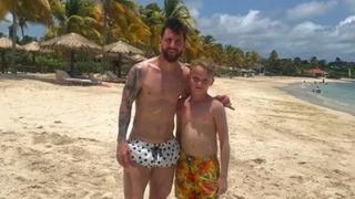 Estaba en la playa y terminó jugando con Messi: el niño inglés que vivió inolvidable experiencia