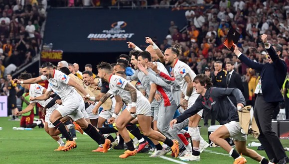 Los jugadores del Sevilla reaccionan al gol de Montiel que fue decisivo para ganar la final de la Europa League contra la Roma. (Foto: EFE)