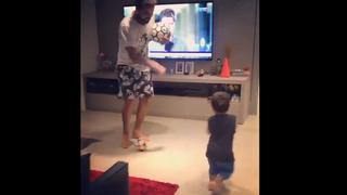 Lo más tierno que verás hoy: padre le enseña a jugar fútbol a su hijo durante la cuarentena por el COVID-19 [VIDEO]