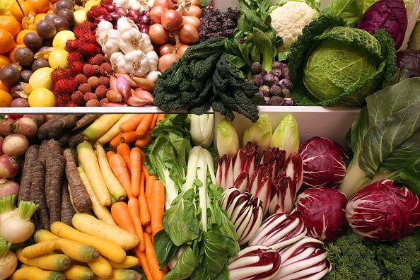 Frutas y verduras en una buena alimentación. (Getty)