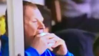 Es de gordos: Wayne Shaw fue captado comiendo un sándwich en pleno partido ante el Arsenal