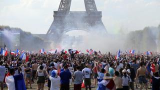 Descontrol en París: miles de franceses celebran en la torre Eiffel el título en el Mundial 2018 | FOTOS