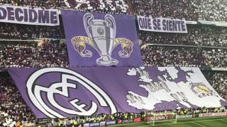 Un espectáculo: el impresionante mosaico que lució el Bernabéu en derbi de Madrid [VIDEO]