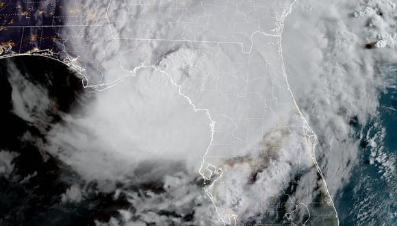El huracán Idalia pisando Florida el 30 de agosto de 2023 (Foto: AFP)