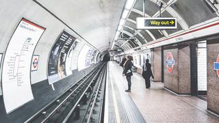 LadyCoronavirus: Joven arma escándalo en el metro para que no se la rocen 