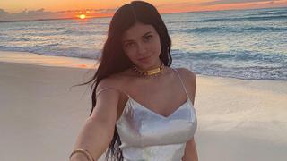 Kylie Jenner se luce con vestido transparente en Instagram, pero inusual accesorio se lleva toda la atención
