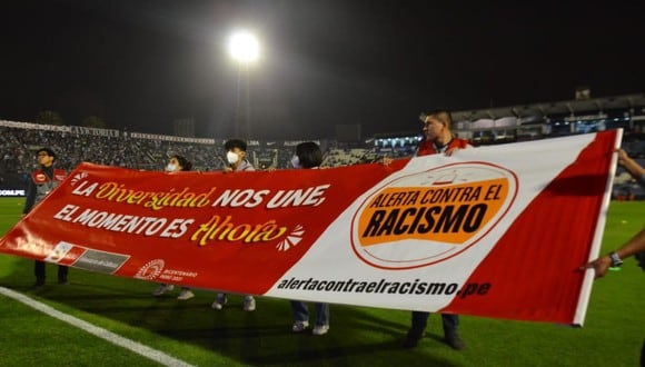 Banderolazo contra el racismo recibió respaldo de más de 25 000 espectadores en el estadio Alejandro Villanueva de Matute. (Foto: Ministerio de Cultura)