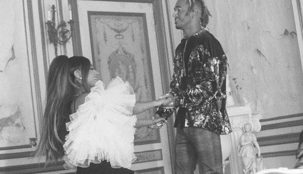 Hace unas semanas se especula sobre su romance y el hermano de la cantante hizo un reveladora confesión.(Foto:@arianagrande/@bluebird)