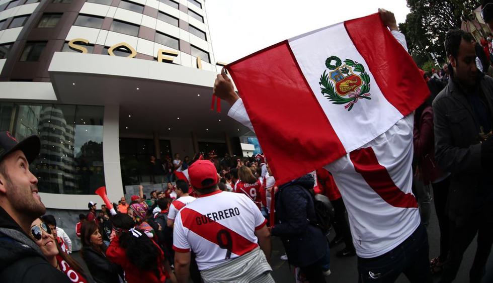 Perú vs. Nueva Zelanda: banderazo de los hinchas en la previa del partido por el repechaje. (Danuel Apuy)