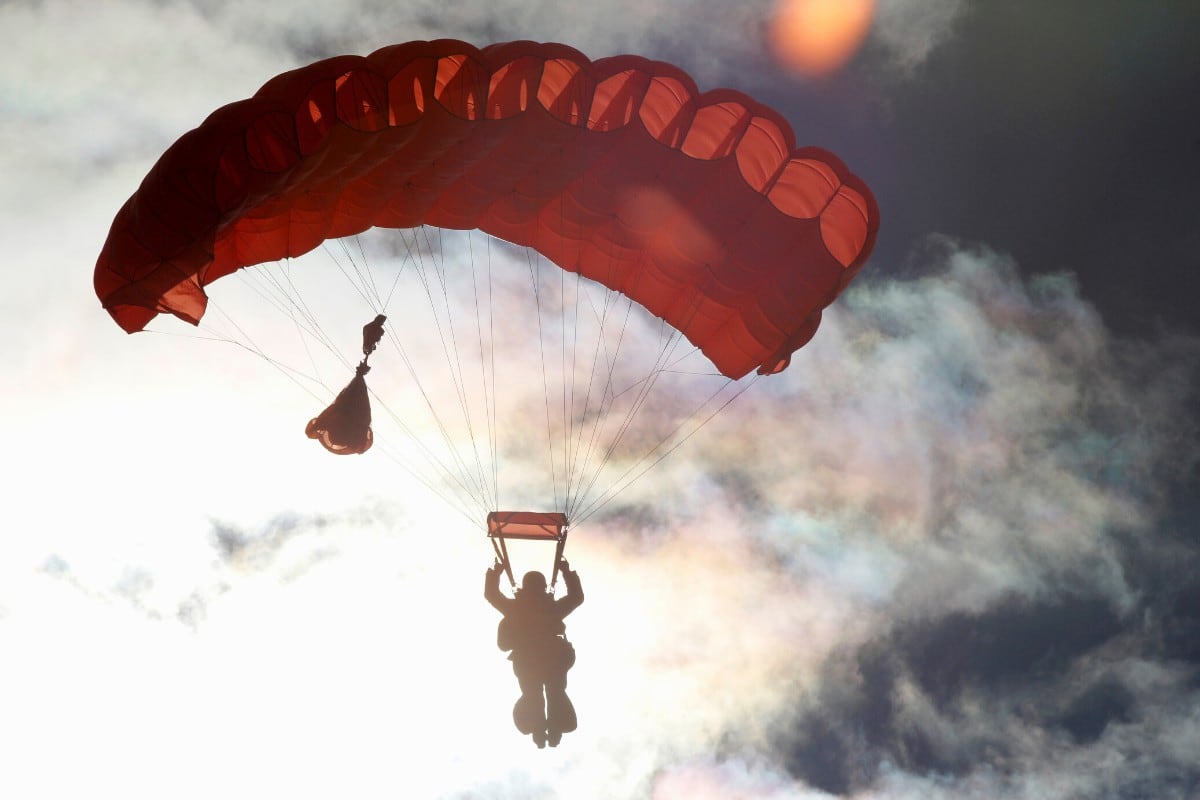 Un paracaidista se llevó el susto de su vida al saltar por un acantilado. (Foto: Pexels/Referencial)