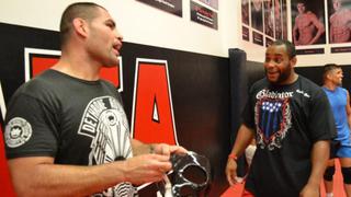 UFC 200: Caín Velásquez entrena junto a Daniel Cormier para su regreso