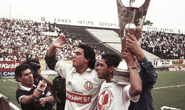 El "Puma" Carranza y "Chemo" Del Solar celebran el título en Matute de 1999.  (Foto: Twitter U).