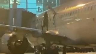 Sujeto abrió la puerta de emergencia de avión y salió al ala: video se volvió viral