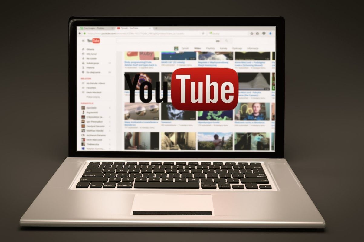 How to enable the YouTube function to watch a video started on the smartphone on the laptop thumbnail