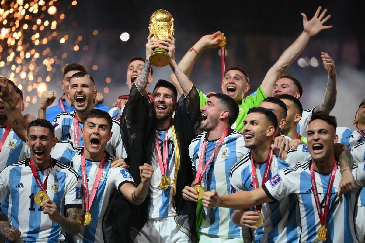 El delantero argentino #10 Lionel Messi levanta el trofeo de la Copa del Mundo durante la ceremonia de entrega de trofeos de la Copa del Mundo Qatar 2022 después del partido final de fútbol entre Argentina y Francia en el Estadio Lusail en Lusail, al norte de Doha el 18 de diciembre de 2022. (Foto de FRANCK FIFE / AFP )
