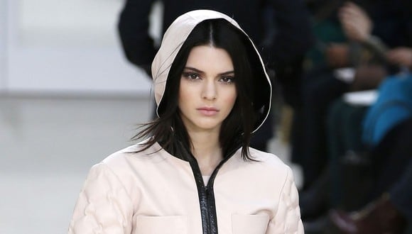 Kendall Jenner dejó boquiabiertos a muchos de sus seguidores con el 'outfit' que llevó. (Foto: Patrick Kovarik | Getty Images)