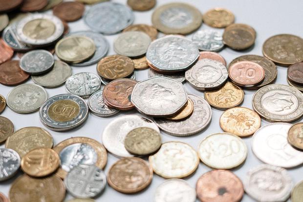 Originalmente, las monedas de un dólar de Estados Unidos pesaban 26,96 g y tenían un diámetro de 39-40 mm (Foto: Pexels)