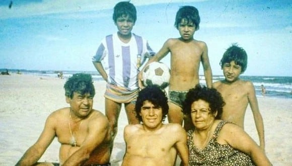 Diego Maradona y el recuerdo de su hermano Raúl tras su fallecimiento. (Foto: Twitter)