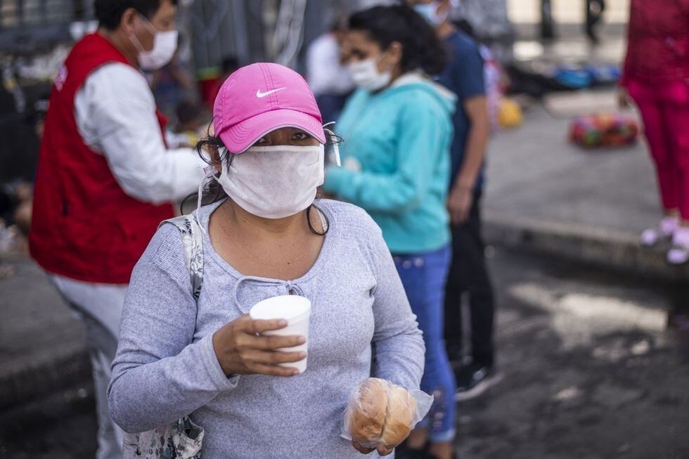 Alrededor de 2 millones de beneficiarios del bono Yo me quedo en casa recibirán el nuevo pago a través del Banco de la Nación (Foto: AFP)