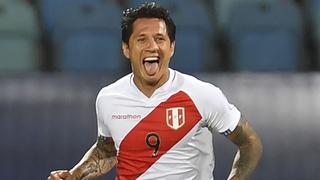 Tiene su ‘squadra’: Lapadula y la tierna postal de su familia con la camiseta de Perú