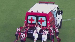 Caso de emergencia: jugadores de Flamengo y Vasco da Gama ayudaron a salir a la ambulancia a empujones