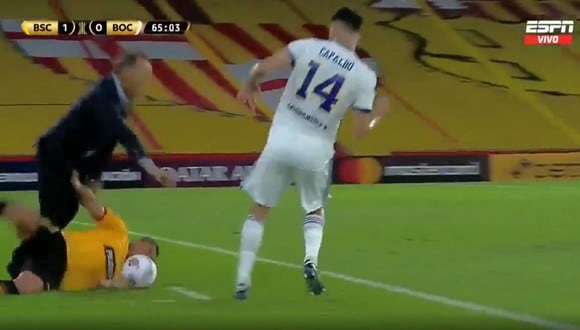 La terrible caída de Miguel Ángel Russo en el Boca Juniors vs. Barcelona. (Captura: ESPN)