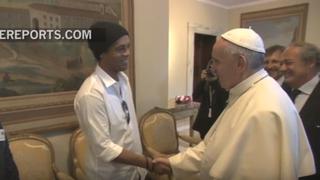 El Papa Francisco a Ronaldinho: "¿Quién es mejor, Pelé o Maradona?"