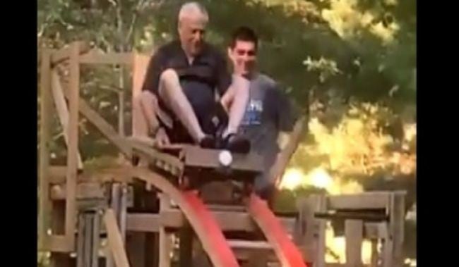 Joven construyó una montaña rusa para su abuelo en el patio de casa. (YouTube)