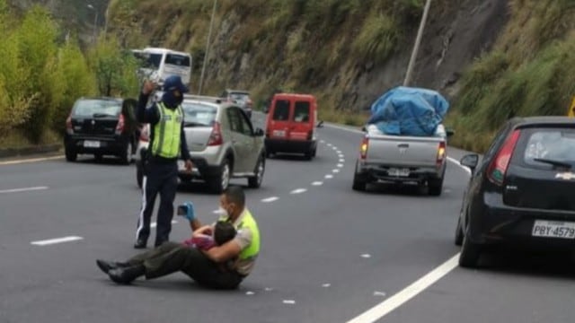 La imagen de un policía calmando a un niño en medio de un accidente se hizo viral.