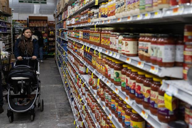 Una persona compra en un supermercado en la ciudad de Nueva York (Foto: AFP)