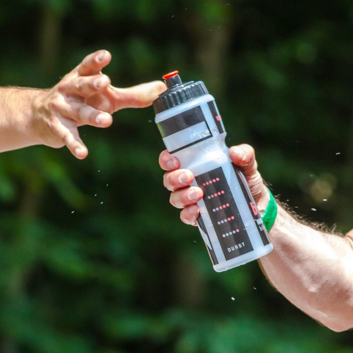 Este es el sencillo truco para eliminar los malos olores de tu botella de  agua reutilizable