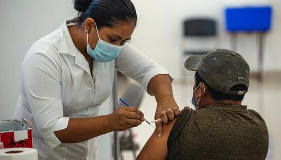 Vacuna COVID-19 de 18 a 29 años: pasos para registrarte y todos los requisitos en México (Foto: Getty Images)