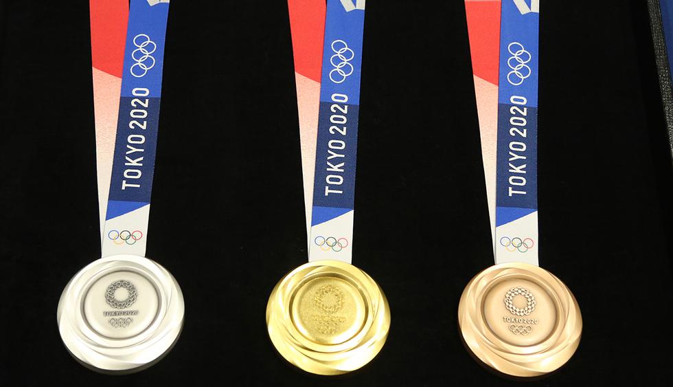 Tokio 2020 reveló las medallas, hechas con material reciclado, que se entregarán en los próximos Juegos Olímpicos. (Foto: AP)
