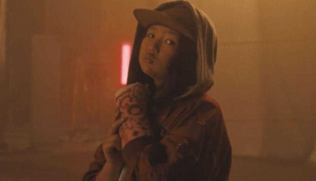 CASSANDRA CAIN – ELLA JAY BASCO (Foto: Warner Bros)